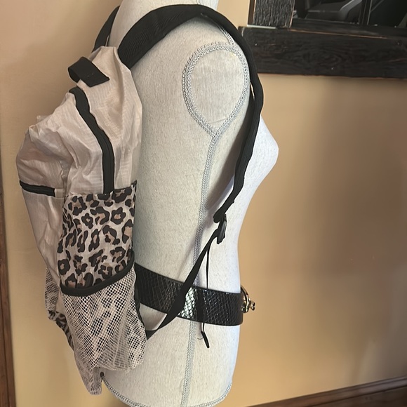 NWT APL Packable Convertible Backpack Leopard Beige Black Great for Travel - Picture 4 of 7